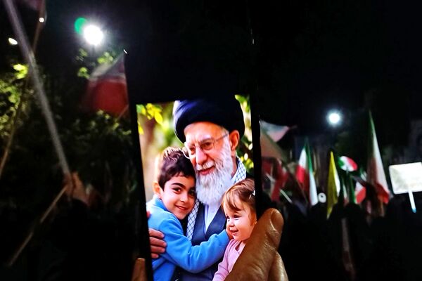 صدایِ تپش قلب‌ها لحظه‌به‌لحظه در یاد رهبر شهید