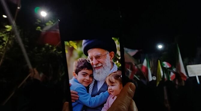 صدایِ تپش قلب‌ها لحظه‌به‌لحظه در یاد رهبر شهید