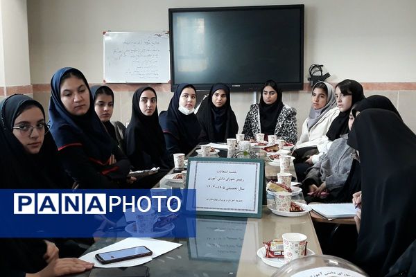 رقابت دانش‌آموزان منتخب در انتخابات منطقه‌ای شورای دانش‌آموزی بهارستان دو