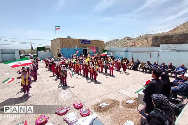 مراسم چهلمین روز شهدای دانش‌آموز مدرسه شجره طیبه میناب در دبستان ام البنین دیشموک