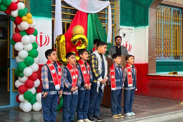 دانش‌آموزان دبستان معمارزاده در سیزده آبان
