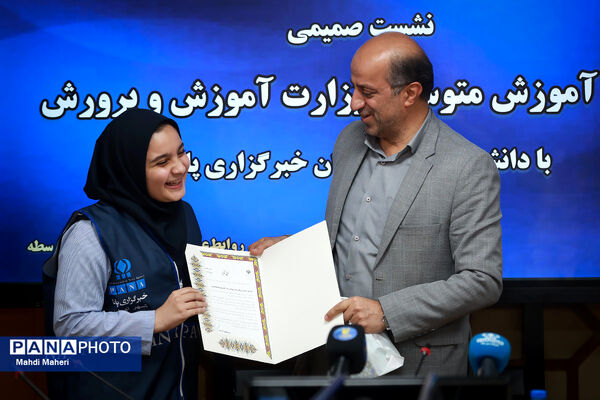 نشست صمیمی معاون آموزش متوسطه وزارت آموزش و پرورش با دانش‌آموز خبرنگاران خبرگزاری پانا