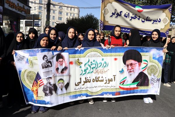 حضور پرشور دانش‌آموزان و مسئولین در راهپیمایی ۱۳ آبان در ناحیه یک بهارستان