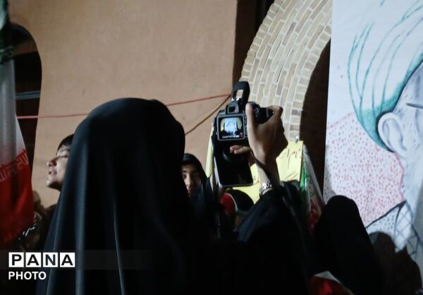 اثر انگشت هایی که قاب رهبر شهید را کامل کردند 
