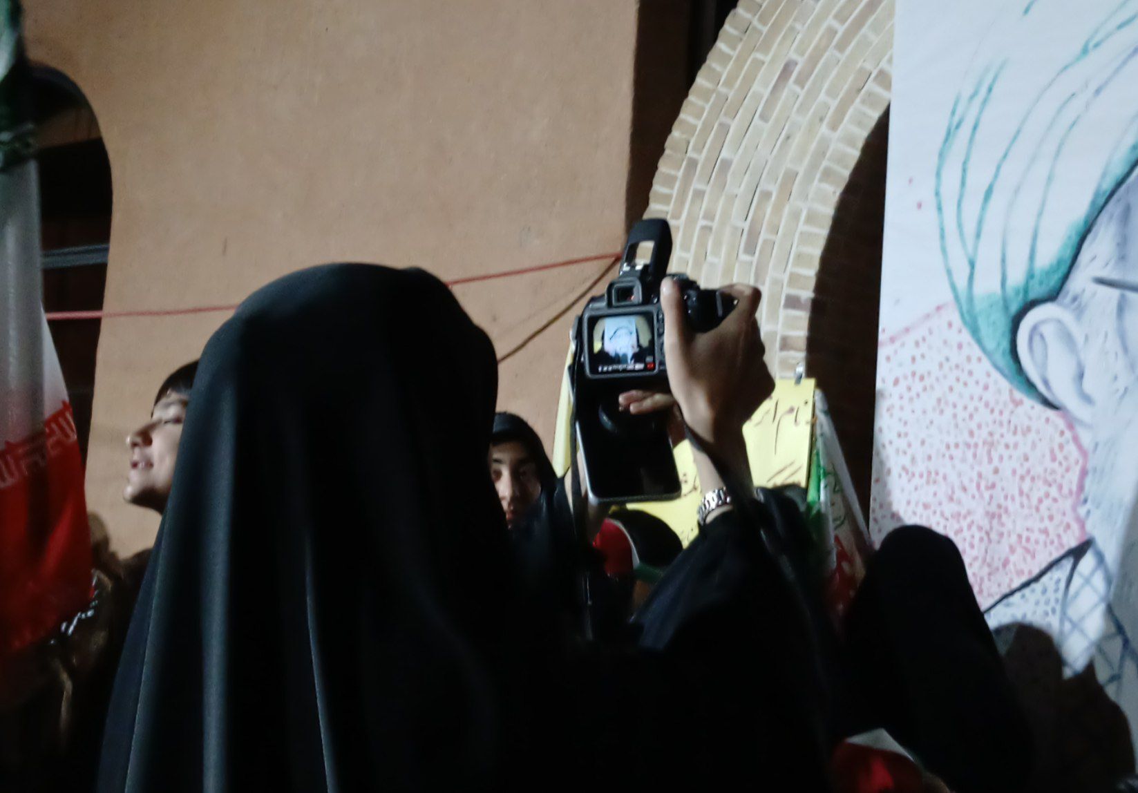 اثر انگشت هایی که قاب رهبر شهید را کامل کردند 