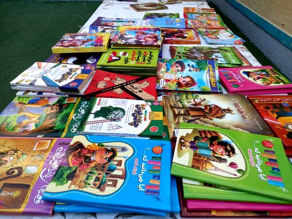 نمایشگاه کتاب در دبستان مریم بندرعباس