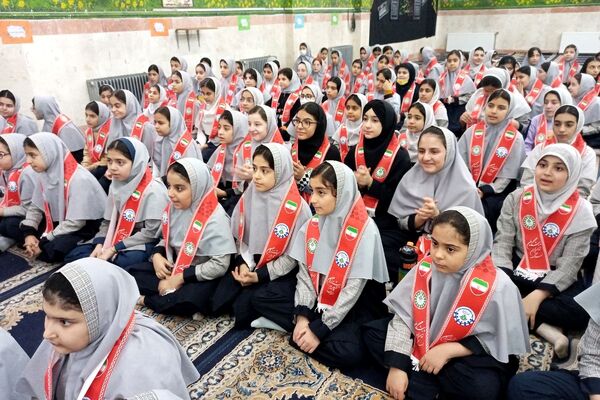 جشن پیروری انقلاب اسلامی در دبستان شهید آقچه‌لو رباط‌کریم