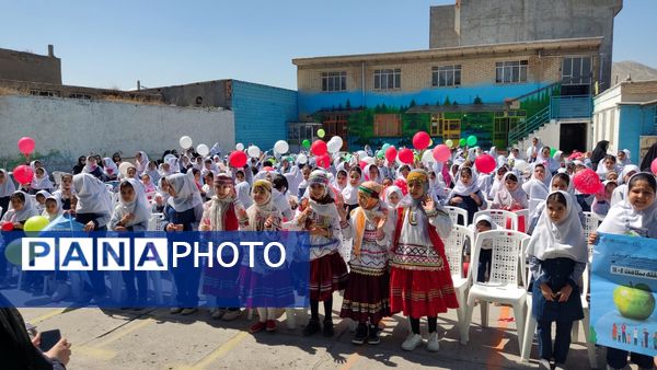 نواختن زنگ سلامت در مدرسه دخترانه ضحی ۱ شهرستان شیروان