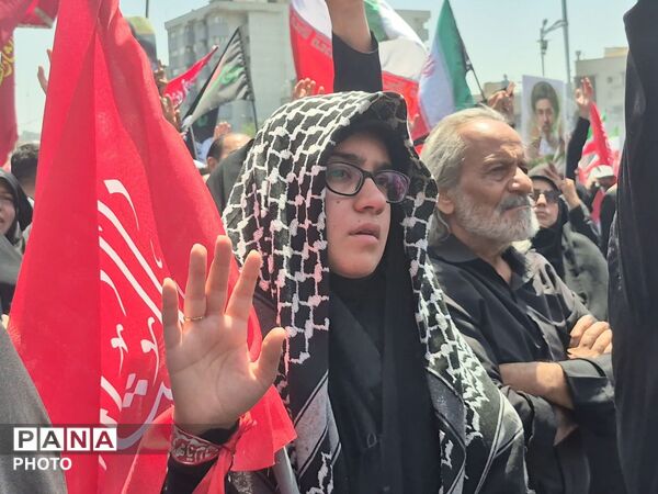 اشک یک ملت در بدرقه رهبر شهید
