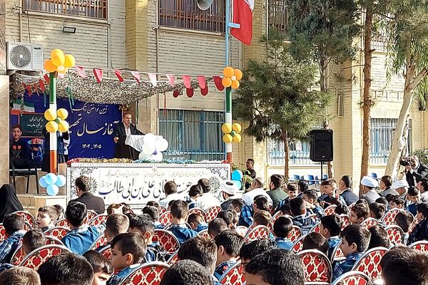 نواختن زنگ بازگشایی مدارس در دبستان علی بن ابیطالب(ع) باقرشهر