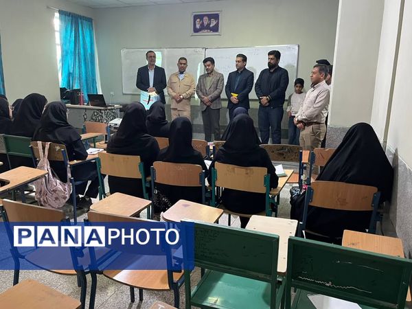 بازدید نماینده مردم جنوب کرمان از کلاس های آمادگی امتحانات نهایی