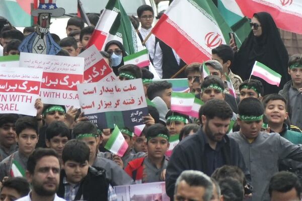 حضور پرشکوه دانش‌آموزان کهریزک و باقرشهر در راهپیمایی ۱۳ آبان