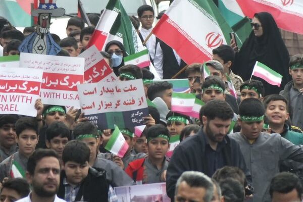 حضور پرشکوه دانش‌آموزان کهریزک و باقرشهر در راهپیمایی ۱۳ آبان