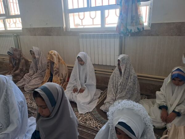 نماز جماعت در نمازخانه آموزشگاه زهرا عبداللهیان ارغا 