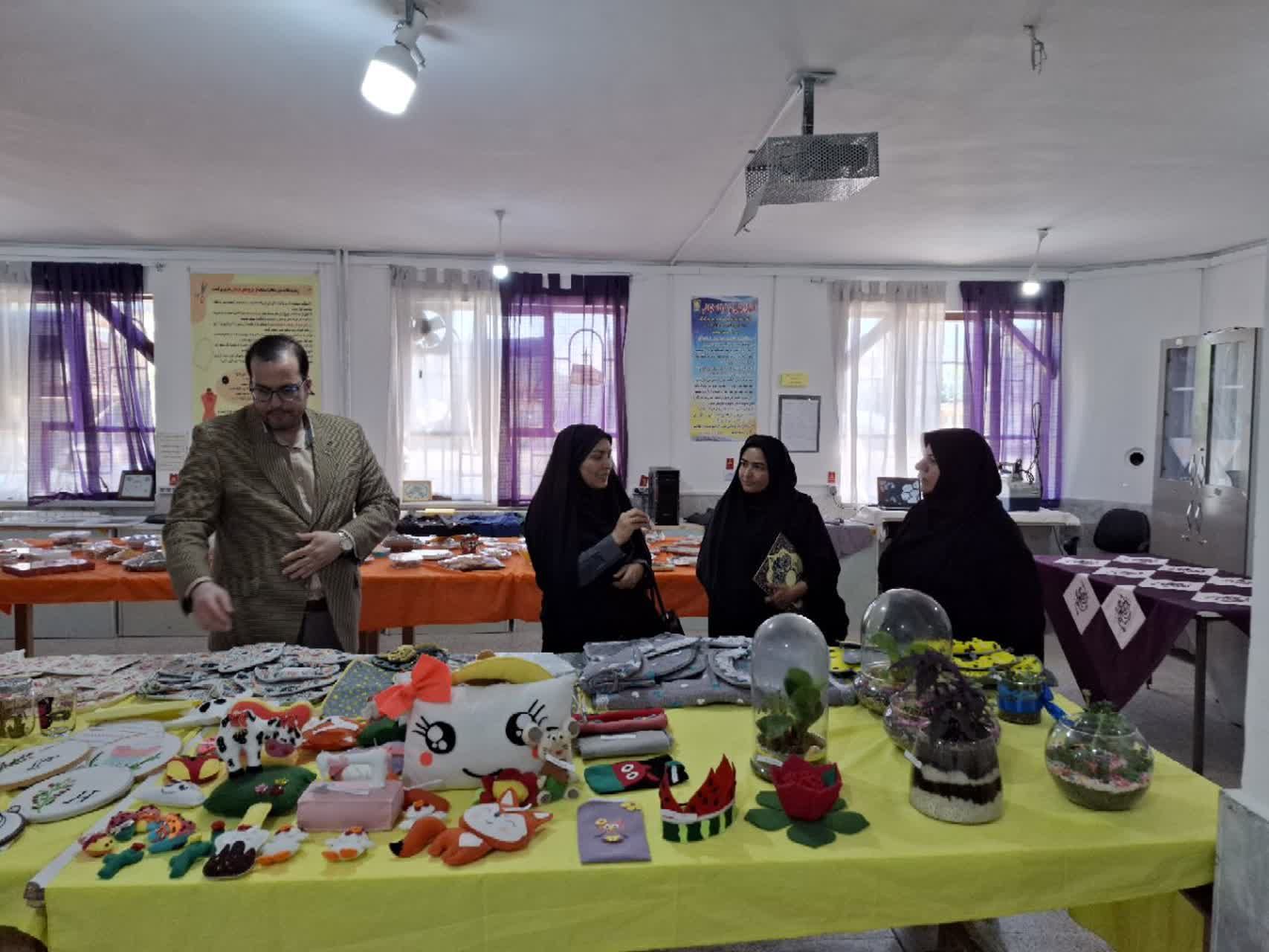 نمایشگاه دستاوردهای خلاقانه در هنرستان دخترانه دکتر مولوی