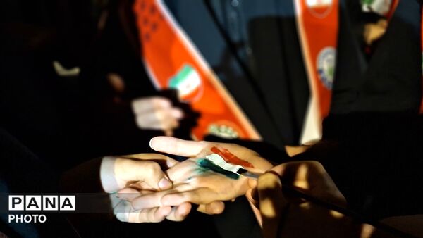 حضور پیوسته مردم در تجمعات شبانهِ میدان اصلی شهر رشتخوار