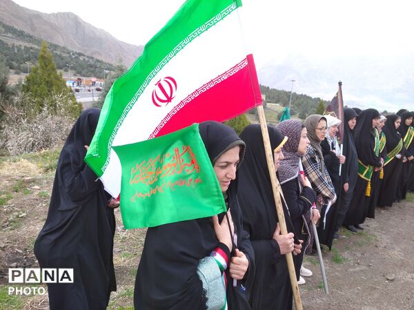  هم‌نوایی مسئولین و مردم ملایر در اهتزاز پرچم رضوی به مناسبت روز دختر