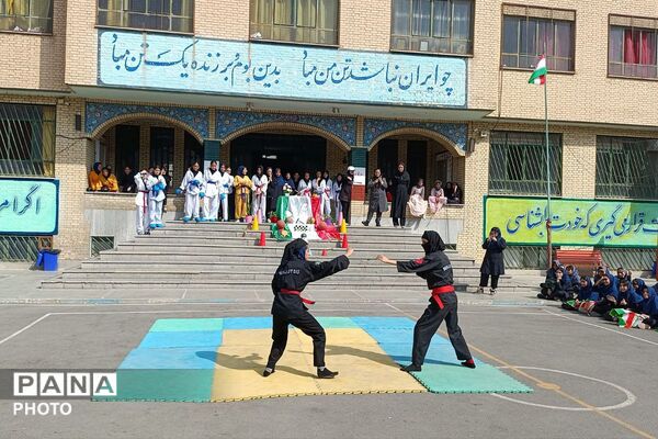  حرکات های ورزشی توسط ورزشکاران دبیرستان ایثار یک  به مناسبت هفته تربیت بدنی 