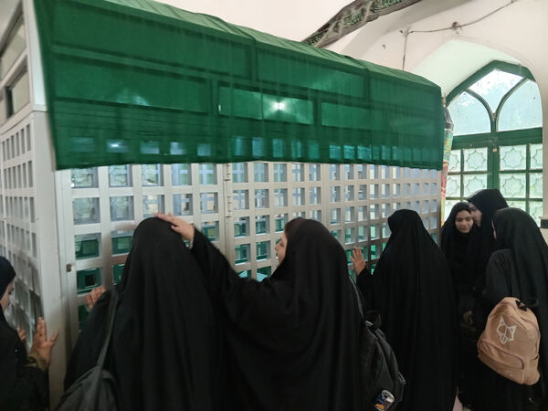 بازدید دانش‌آموزان جعفرآباد از کارگاه گلاب‌گیری روستای «بنابر»
