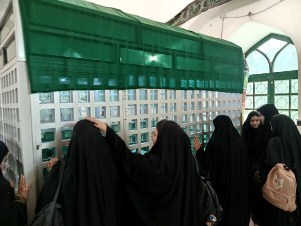 بازدید دانش‌آموزان جعفرآباد از کارگاه گلاب‌گیری روستای «بنابر»