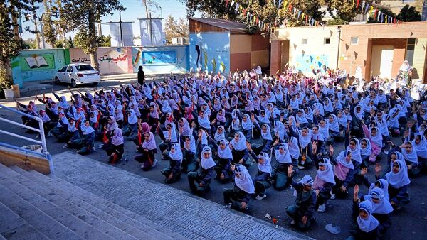 شور میهنی در صف دانش‌آموزان نظرآباد