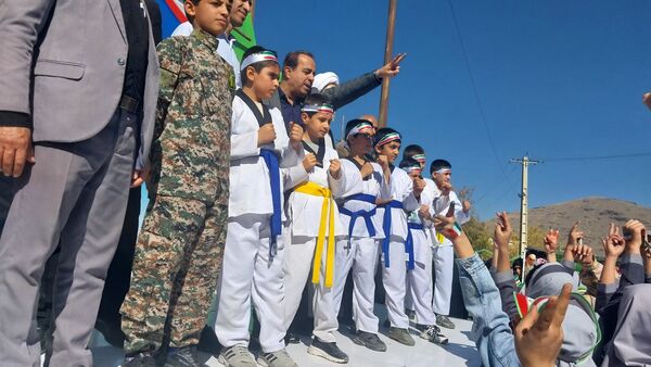 شکوه حضور دانش‌آموزان شهید مطهری در راهپیمایی ۱۳ آبان