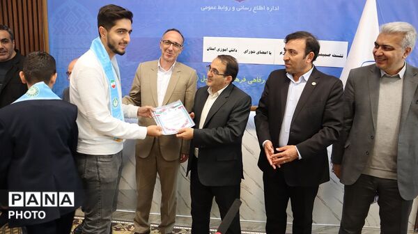 نشست صمیمی اعضای تشکل های دانش آموزی با مدیرکل آموزش وپرورش استان اردبیل