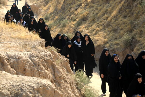 حال و هوای دختران هنرستانی قم در بازدید از یادمان‌های عملیاتی جنوب کشور