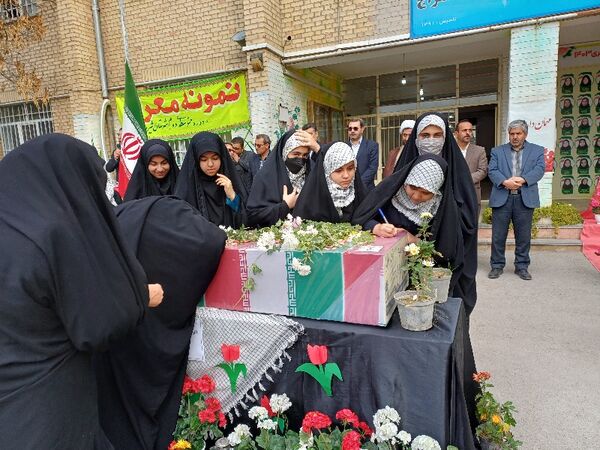 استقبال از شهید گمنام در دبیرستان نمونه معراج شیروان