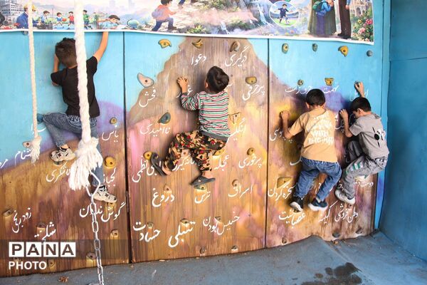  کلاس‌های آموزشی و تفریحی در دبستان آیت‌الله کاشانی ناحیه یک همدان