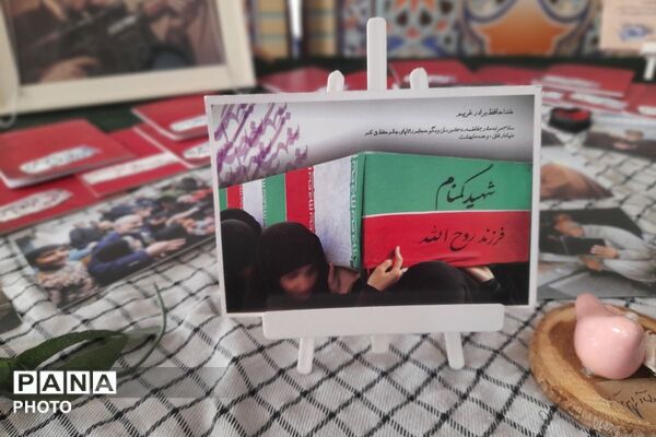 گوشه‌ای از دلدادگی در مصلای شهر قدس؛ میزی به رنگ و بوی شهدا