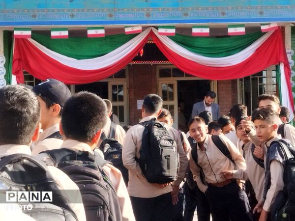 زنگ ایثار و شهادت همزمان با شروع شدن سال تحصیلی در دبیرستان پسرانه ابوریحان بیرونی