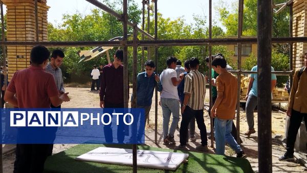 ادای احترام دانش آموزان پایه دهم  دبیرستان شاهد ابوذر غفاری به مقام شامخ شهدا