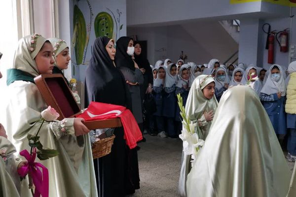 پرچم متبرک امام حسین(ع) میهمان دانش‌آموزان مدرسه زنده‌یاد قمصری