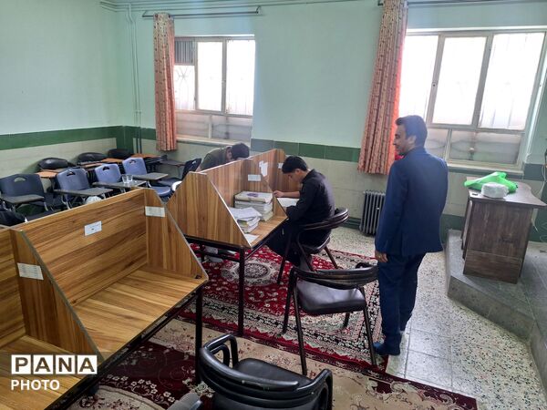 بازدید مدیر آموزشگاه نمونه آیت‌الله خامنه‌ای از قرائت خانه این دبیرستان