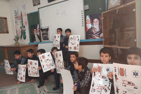 آموزش کمک‌های اولیه با بازی مار پله در دبستان قلنبر ناحیه 2 شهرری 