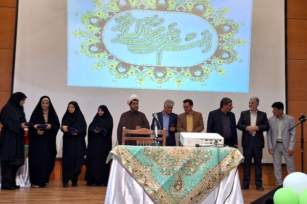 تقدیر از چهره های روشن در محفل ایمان 
