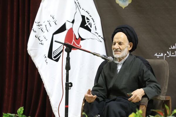 جلسه گرامیداشت و تجلیل از پدران و مادران شهدا 