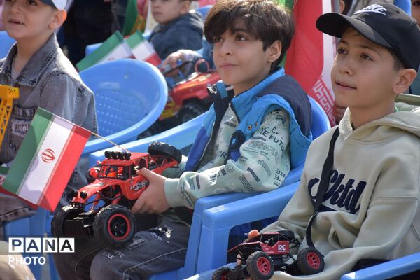 پرچم ایران در دستان کوچک؛ رژه کودکانه امام رضایی‌ها در قروه