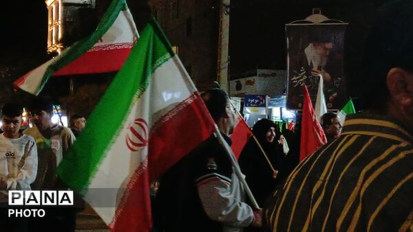 پرچم های ایران بر دستان وطن دوستان نیشابوری 