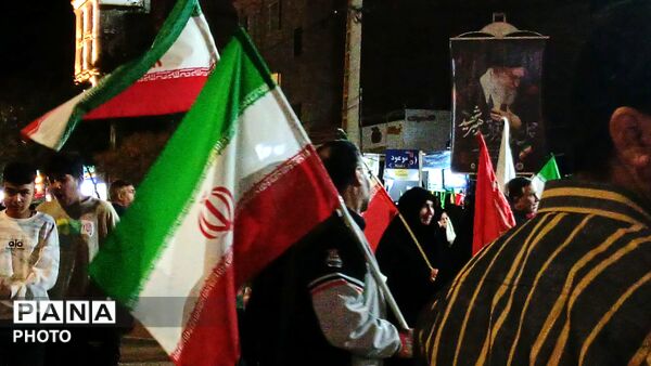 پرچم های ایران بر دستان وطن دوستان نیشابوری 