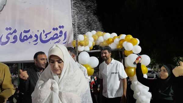 شب هشتادم، روایت عشقی خارج از قاب پیوند دو دل در میان خروش خیابان‌ها