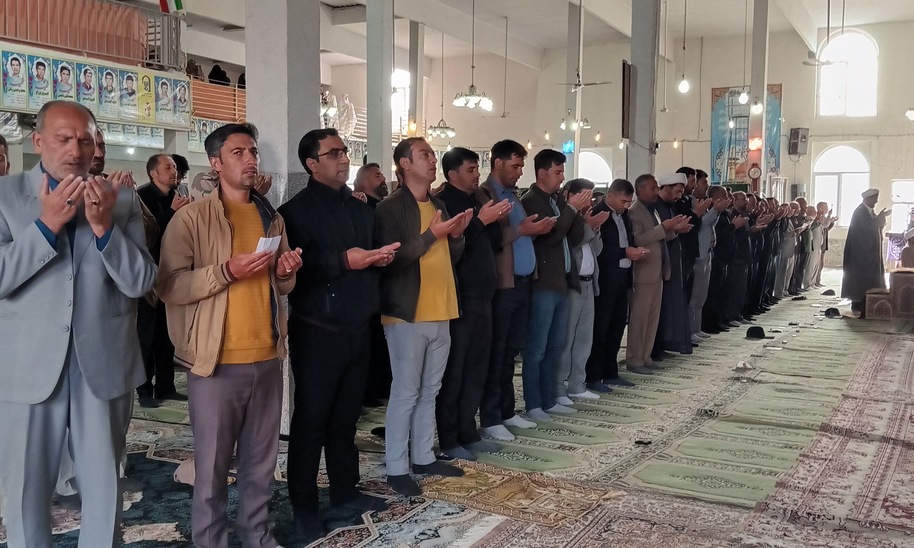 اقامه نماز عید سعید فطر در شهر راز