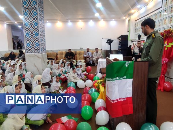 جشن انقلاب در دبستان شکوفه‌های انقلاب