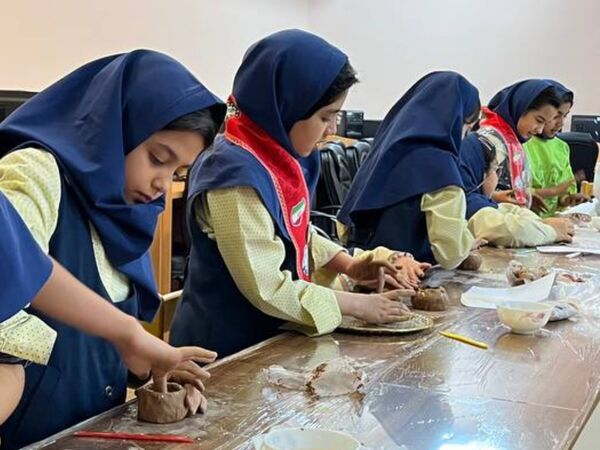 شکوفایی استعدادهای هنری دانش آموزان پایه چهارم دبستان آرمینه مصلی نژاد
