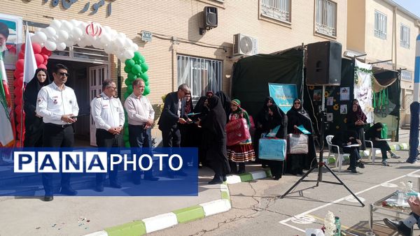 گرامیداشت پدافند غیرعامل با حضور مسئولان شهرستان در دبیرستان وکیلی ۹