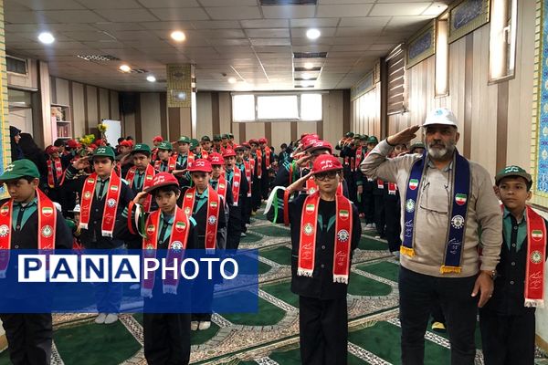 اجرای مانور یاوران انقلاب توسط دانش‌آموزان دبستان شاهد شهید قدوسی ناحیه 2 شهرری 