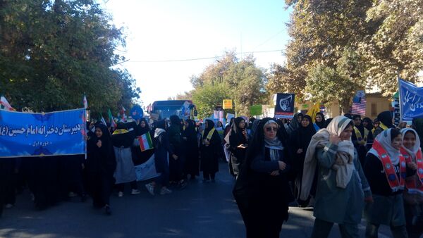 حضور پرشور دانش‌آموزان در راهپیمایی روز ۱۳ آبان