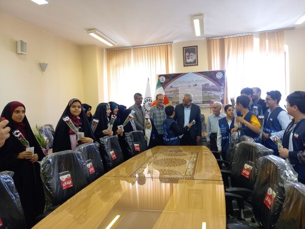 نشست صمیمانه فرماندار اصفهان با دانش آموز خبرنگاران پانای استان اصفهان به مناسبت روز خبرنگار
