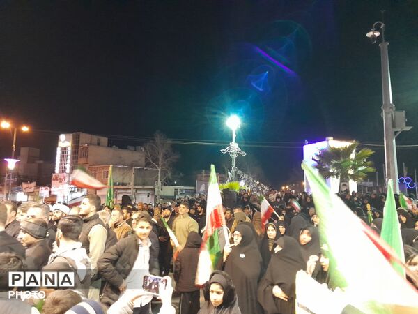 تصاویری از حضور پرشور شبانه مردم‌کوهدشت در میدان امام (ره)